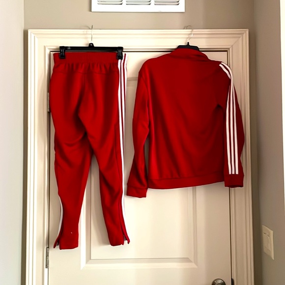 One full set and a pair of sweats - Picture 4 of 6